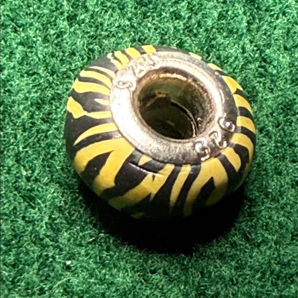 925 Elegant Silver yellow and black
Pandora charm